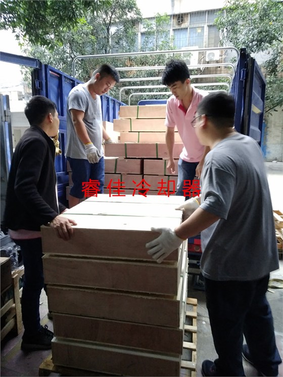 工程機(jī)械液壓油散熱器裝車(chē)發(fā)貨.jpg