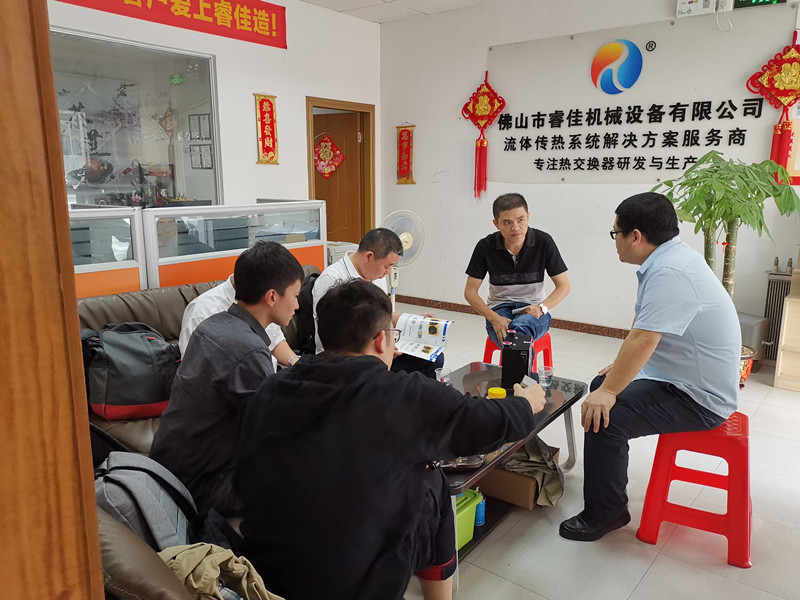 客戶(hù)與睿佳工程師商討方案.jpg