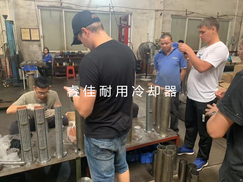 客戶觀看水冷卻器生產(chǎn)過(guò)程.jpg