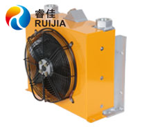 【碼頭機械】RJ357油<font color='red'>冷卻器</font> 為客戶提供貼心防腐處理